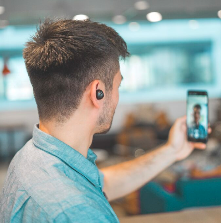 Man using Rehearsal on his mobile device